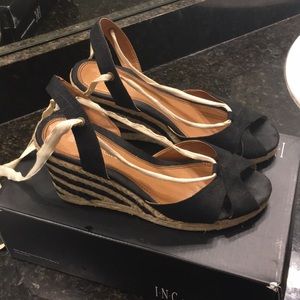 Gorgeous, black and cream wedges!